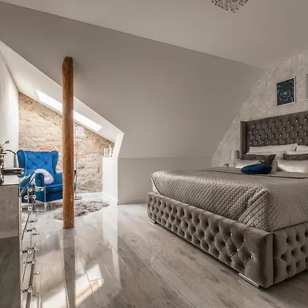 Blue Moon Apartment